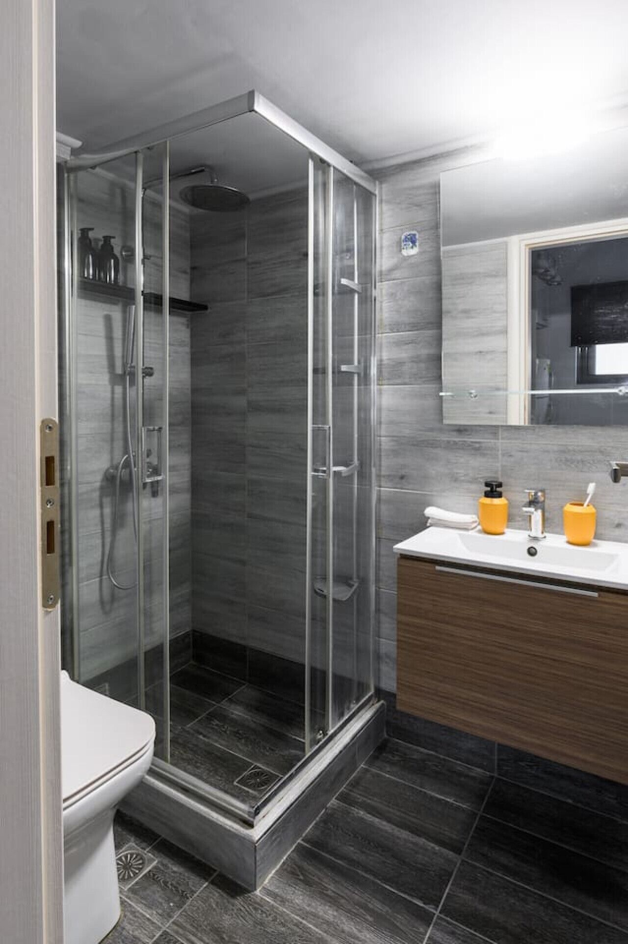 Sèche-cheveux, serviettes fournies