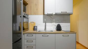 Refrigerador, horno, parrilla de estufa y cafetera y tetera