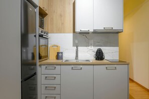 Fridge, oven, stovetop, coffee/tea maker