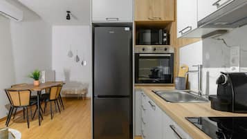 Refrigerador, horno, parrilla de estufa y cafetera y tetera