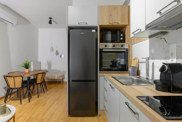 Fridge, oven, stovetop, coffee/tea maker