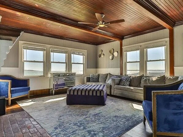 Smart-TV, peis, fotballspill og stereoanlegg