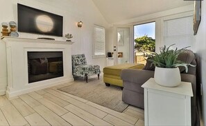 Älytelevisio, takka, pöytäjalkapallopöytä, stereot