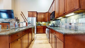 Fridge, microwave, oven, stovetop - 4 BDR for 10, Near Lakes Basin & Canyon Lodge! (Mammoth Lakes)