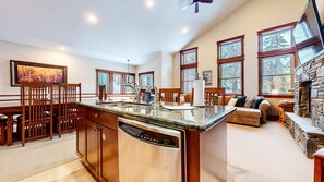 Interior - 4 BDR for 10, Near Lakes Basin & Canyon Lodge! (Mammoth Lakes)