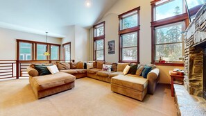 Fernseher, Kamin, Arbeitsbereiche