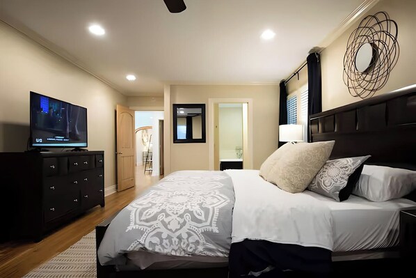 3 bedrooms, iron/ironing board, WiFi, bed sheets - Retro Modern Montrose Home - Downstairs Duplex (Houston)