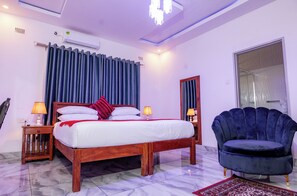 Minibar, caja de seguridad en la habitación y escritorio 