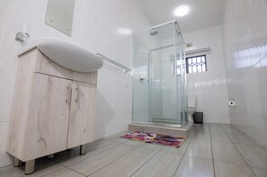 Hair dryer, soap, shampoo, toilet paper - Amakhosi Hotel (Victoria Falls)