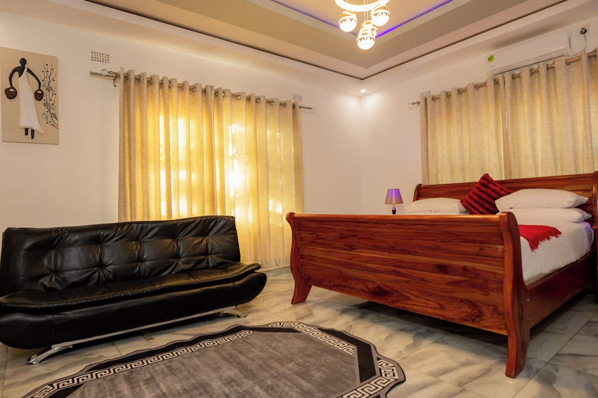 Habitación Deluxe doble, balcón | Minibar, caja fuerte, escritorio y espacio para trabajar con un portátil