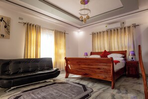 Minibar, caja de seguridad en la habitación y escritorio 