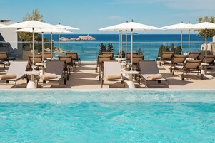 Outdoor pool, pool umbrellas, sun loungers