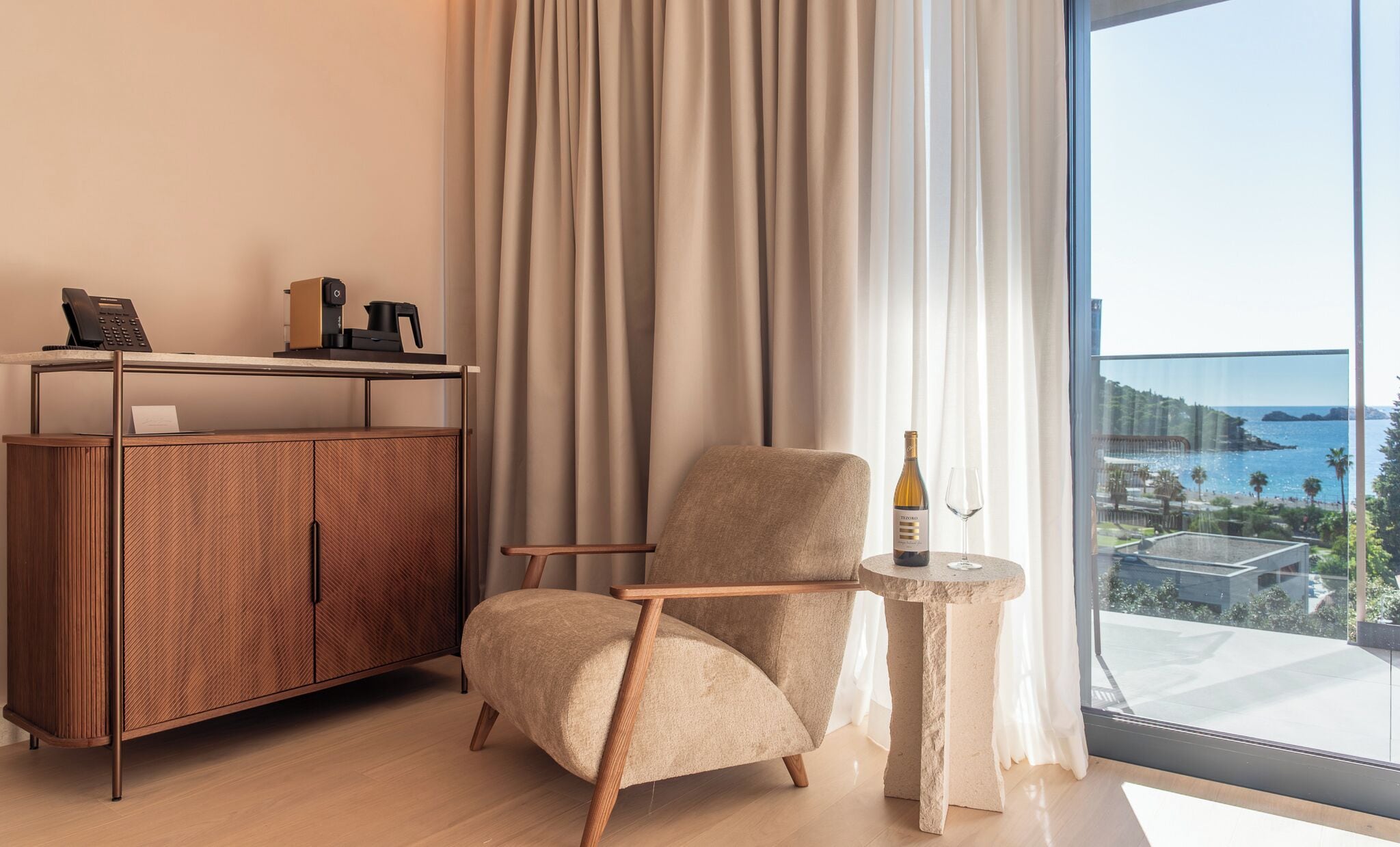 Dobbelt- eller tomannsrom – premium | Minibar, safe på rommet, skrivebord og blendingsgardiner