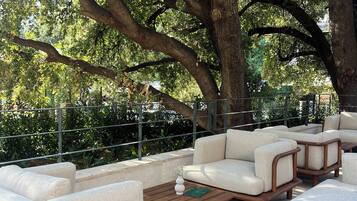 2 Bars/Lounges, Poolbar