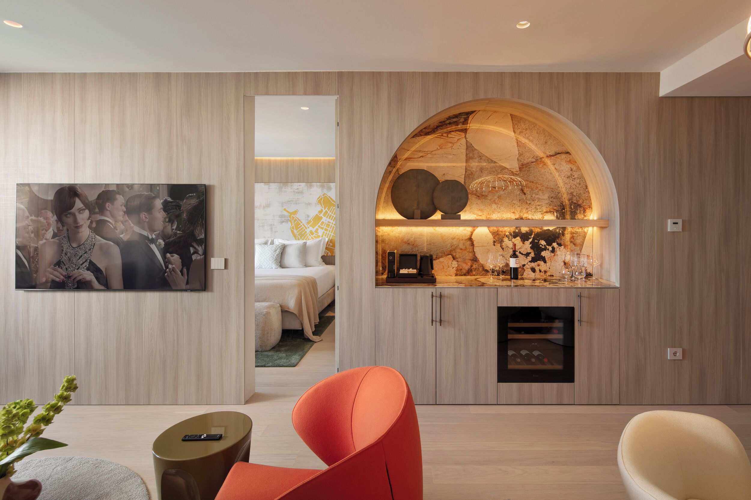 Um interior moderno com área de estar, sala de jantar e cozinha.