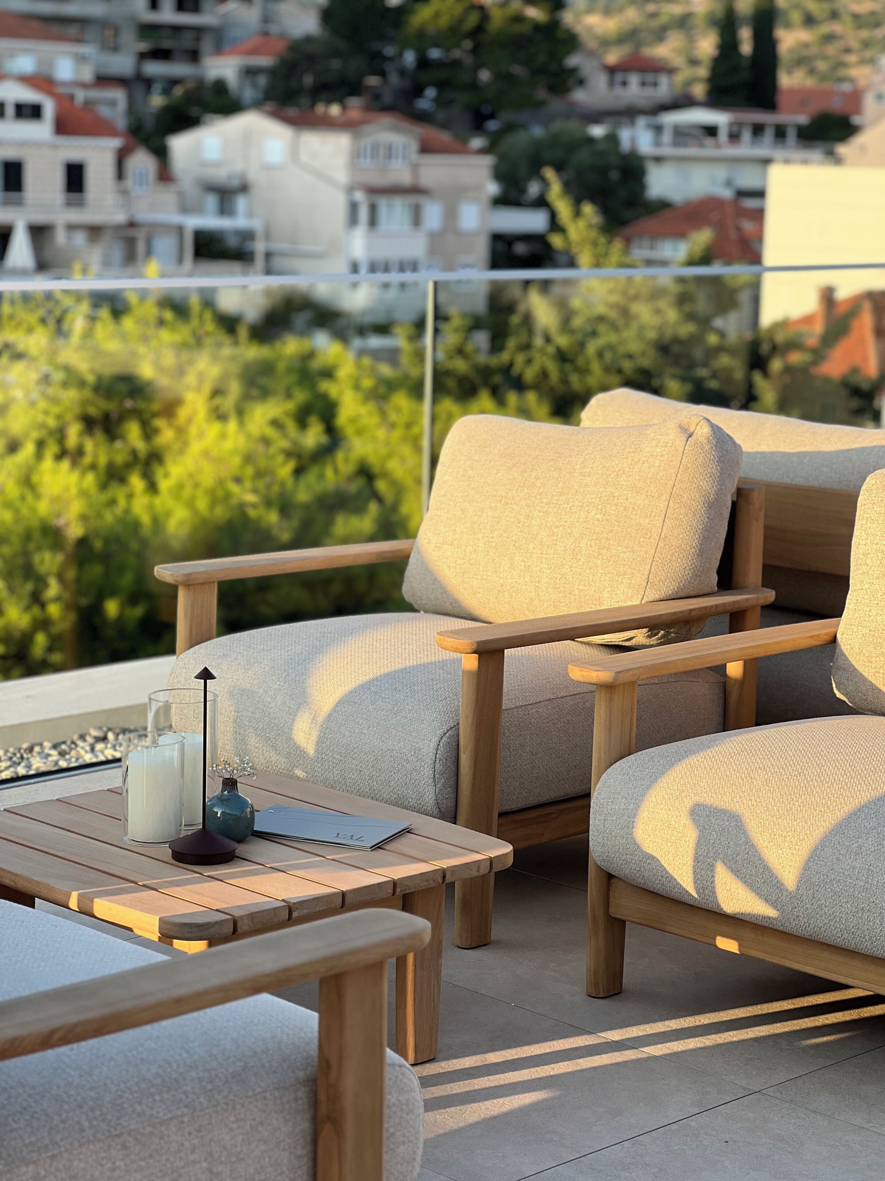 2 개의 바/라운지, 풀사이드 바