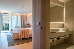 Kamar Double Deluks | 1 kamar tidur, minibar, brankas, dan meja kerja