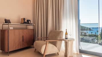 Habitación Premium con 1 cama matrimonial o 2 individuales | 1 habitación, minibar, caja de seguridad en la habitación y escritorio