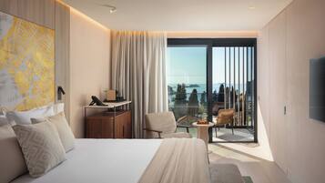 Minibar, coffres-forts dans les chambres, bureau, rideaux occultants