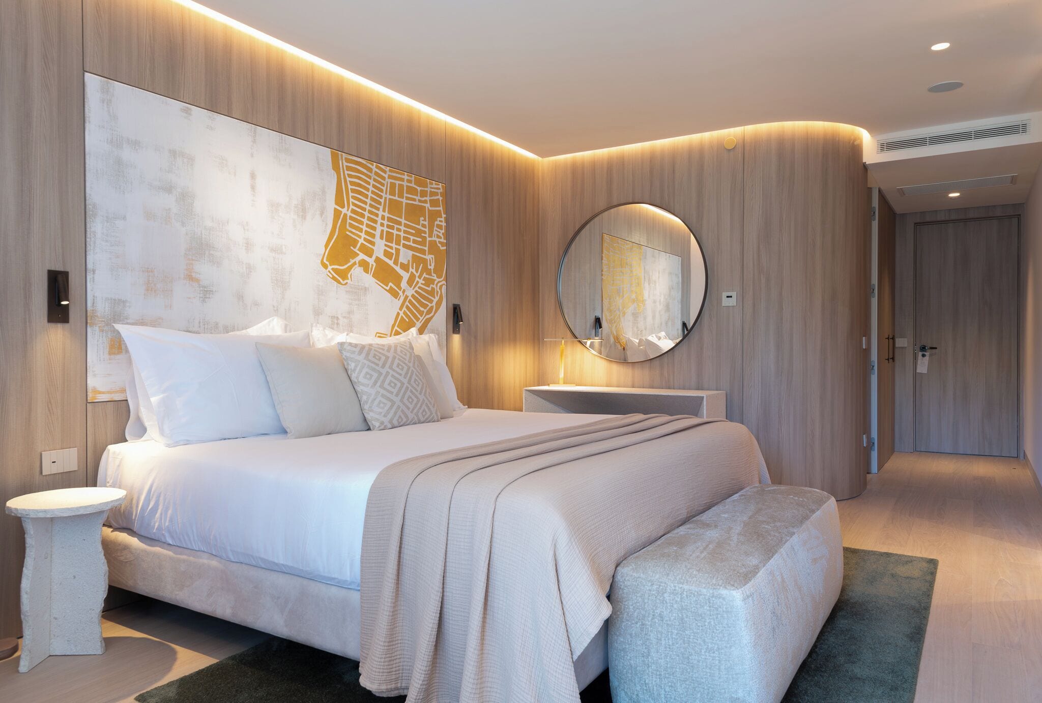 Minibar, coffres-forts dans les chambres, bureau, rideaux occultants