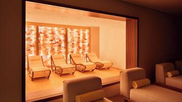 Um quarto de spa com várias poltronas confortáveis, piso de madeira e parede com textura.