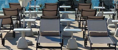 Outdoor pool, pool umbrellas, sun loungers