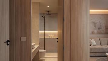 Suite junior | Minibar, caja fuerte, escritorio y cortinas opacas