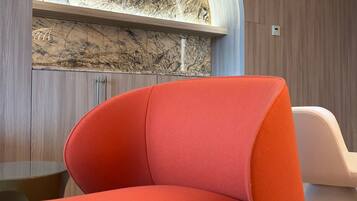 Forsetasvíta | Stofa | 55-tommu snjallsjónvarp með gervihnattarásum, Netflix.