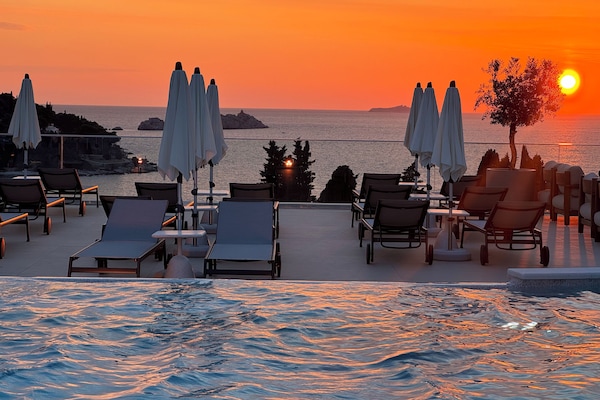 Kolam renang outdoor, dengan payung kolam renang dan kursi berjemur