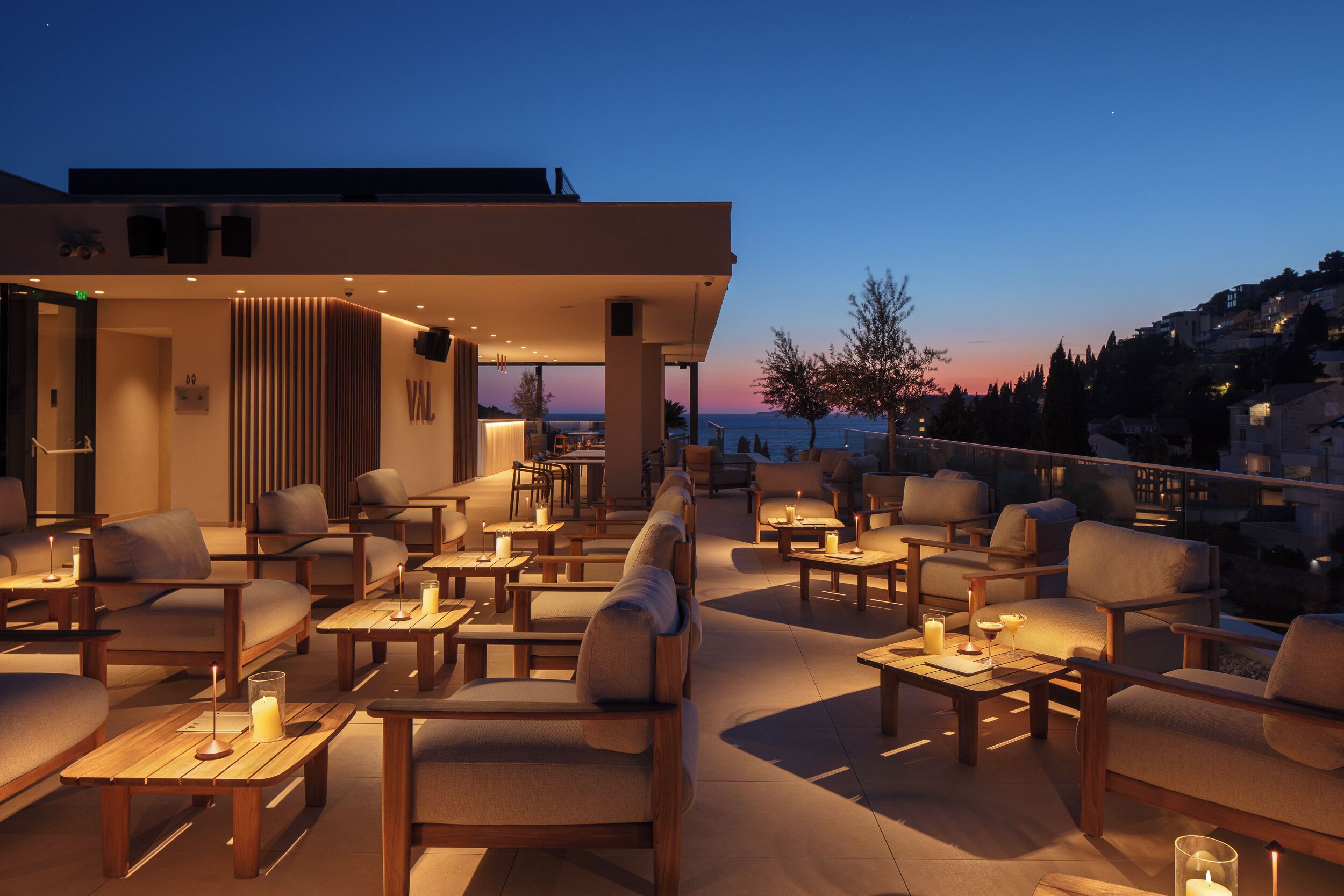 2 Bars/Lounges, Poolbar