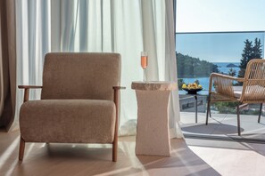 Kamar Double atau Twin Deluks | Minibar, brankas, meja kerja, dan tirai kedap cahaya