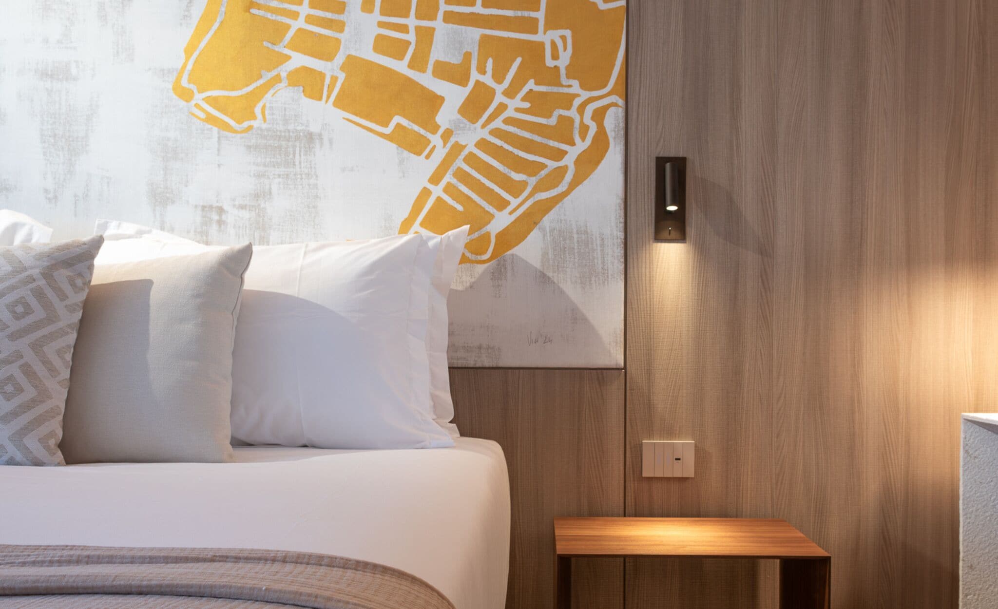 Minibar, coffres-forts dans les chambres, bureau, rideaux occultants