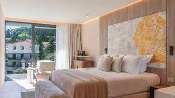 Quarto casal ou duplo superior | 1 quarto, frigobar, cofres nos quartos, escrivaninha