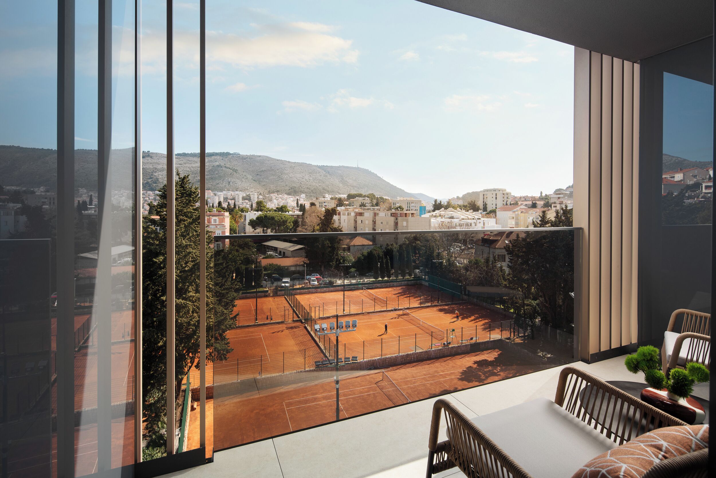 Minibar, coffres-forts dans les chambres, bureau, rideaux occultants