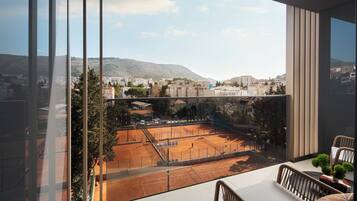 Minibar, coffres-forts dans les chambres, bureau, rideaux occultants