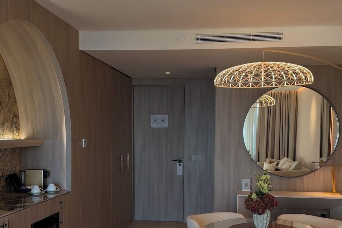 Presidential Suite | Minibar, in-room safe, desk, blackout drapes