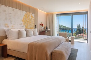 Deluxe kamer, 1 twee- of 2 eenpersoonsbedden | Een minibar, een kluis op de kamer, een bureau, verduisterende gordijnen