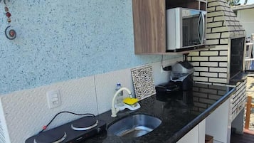 Quarto quádruplo família | Espaço de cozinha compartilhada | Frigobar, micro-ondas em uma área comum