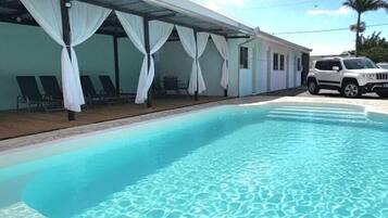 Una piscina al aire libre (de 08:00 a 22:00), tumbonas