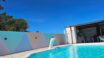 Ulkouima-allas avoinna 8.00–22.00, aurinkotuoleja