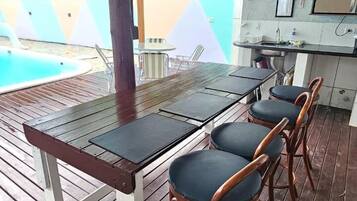 Frigobar, micro-ondas em uma área comum