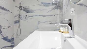 Dusche, Haartrockner, Bidet, Handtücher