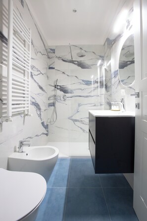 Dusj, hårføner, bidé og håndklær