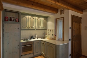 Kühlschrank, Kochgeschirr/Geschirr/Besteck, Esstisch