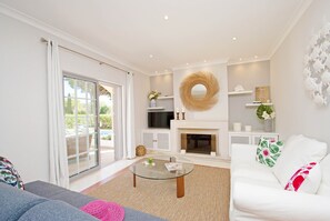 Living area - Villa in Algarve With Heated Pool & BBQ (Loulé)