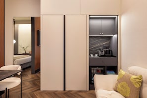 Deluxe Apartment, City View | Living area | 50-inch Smart TV with satellite channels - LUMERA STAY - Brera (Milan)