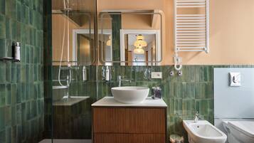 Business-Suite | Badezimmer | Dusche, kostenlose Toilettenartikel, Haartrockner, Bidet
