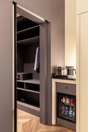 Deluxe Apartment, City View | Private kitchen