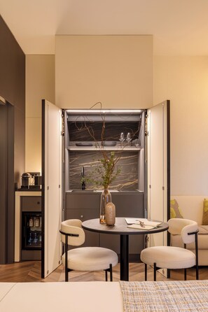 Deluxe Apartment, City View | Private kitchen