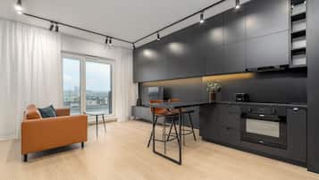 1 habitación y tabla de planchar con plancha